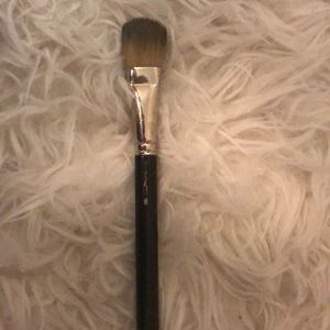 Mac 190 foundation brush.
